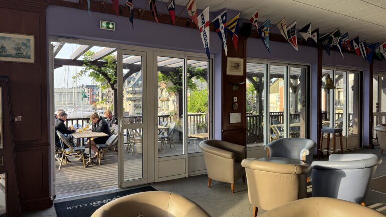 20260523 CowDeauv Arriv8 accueil terrasse
